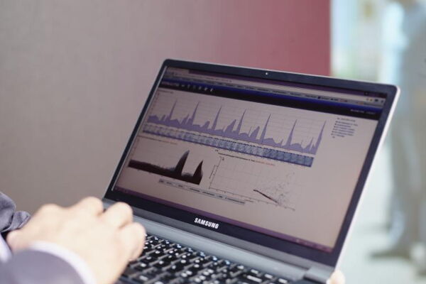 Laptop mit Energieverbrauchskurven-Grafiken MONALYSE