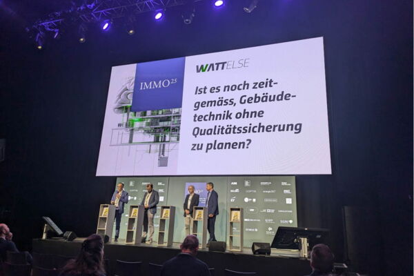 Aufnahmen von Podiumsteilnehmern unter der Titelseite der Präsentation